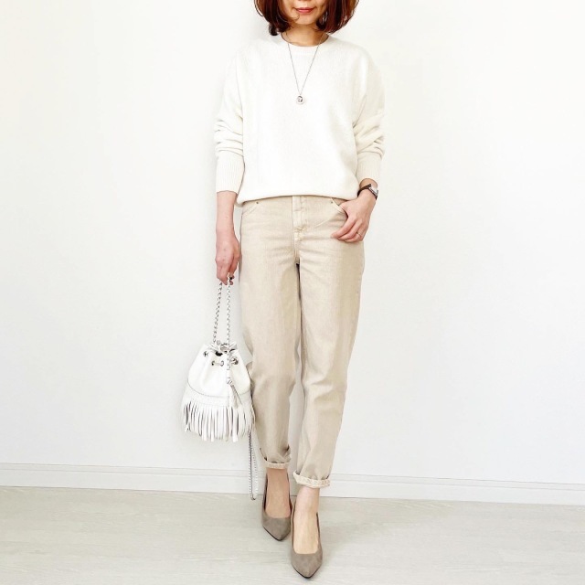 ZARAキッズのベージュデニムとユニクロのニットのコーデ 全身
