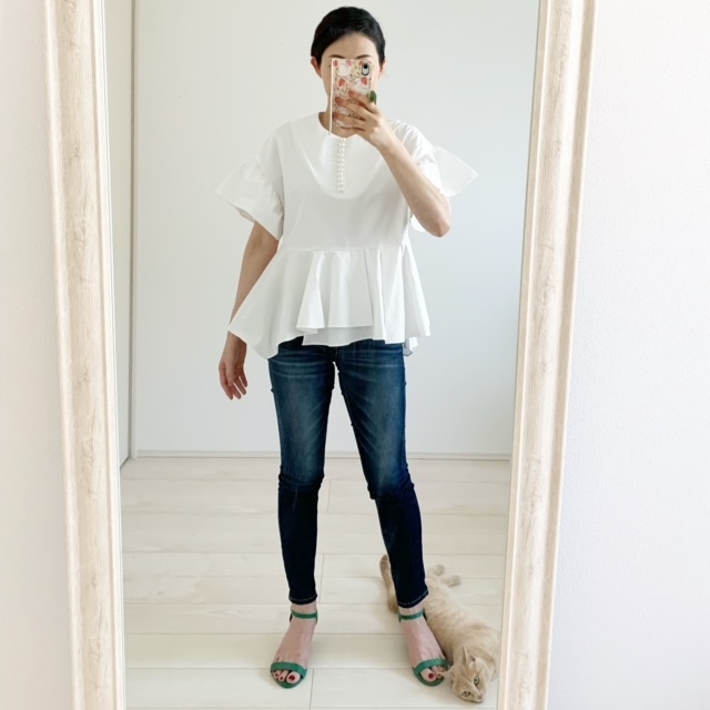 夏のデニムは【しまむら 素肌すずやかパンツ】足元にはどうしても写り込みたい愛猫ミリー・・