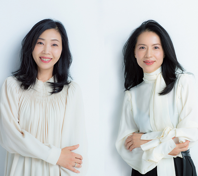 (右)松本千登世、(左)水井真理子