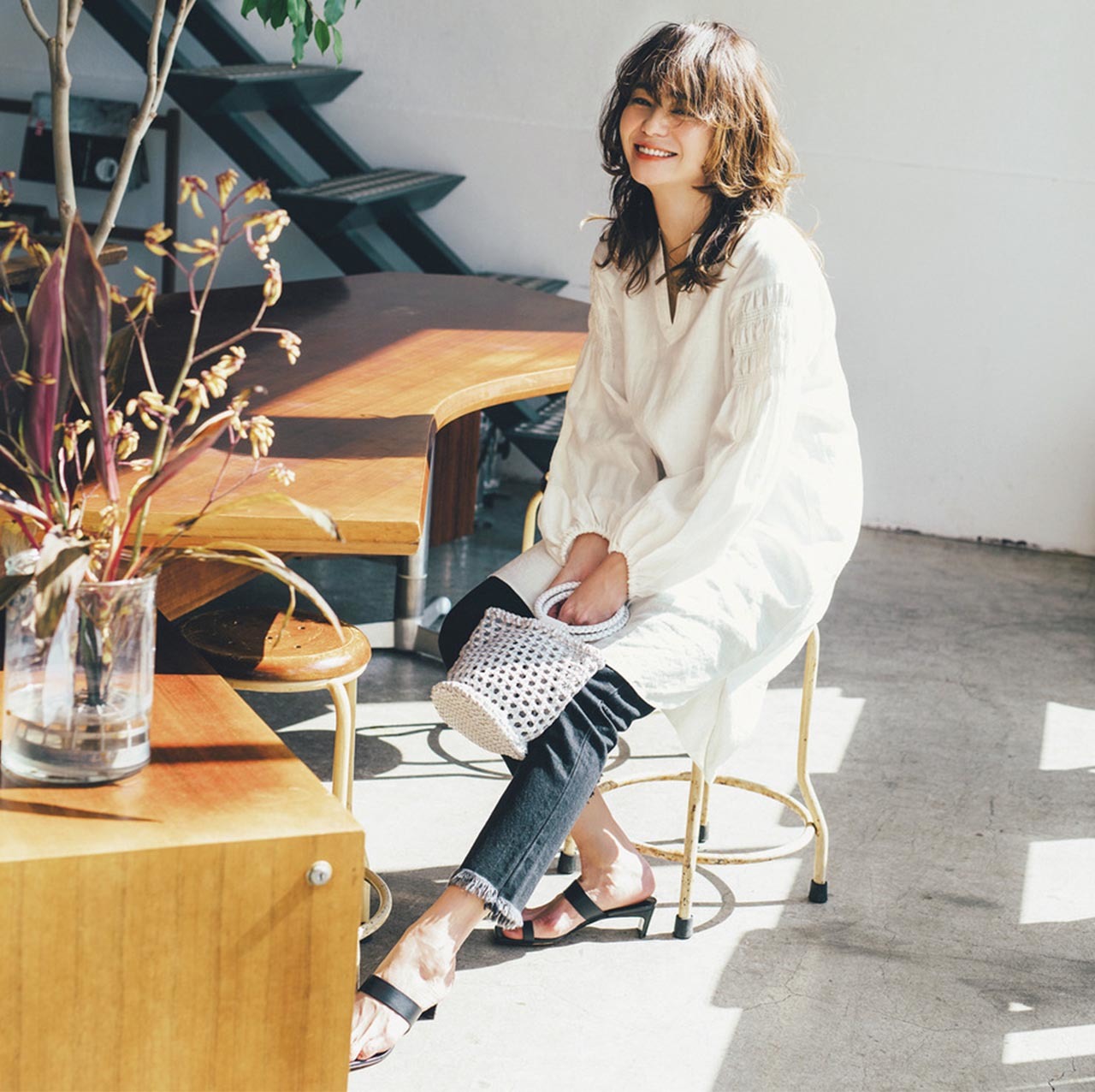 白のシャツワンピース×ブラックデニムパンツコーデを着たモデルの竹下玲奈さん