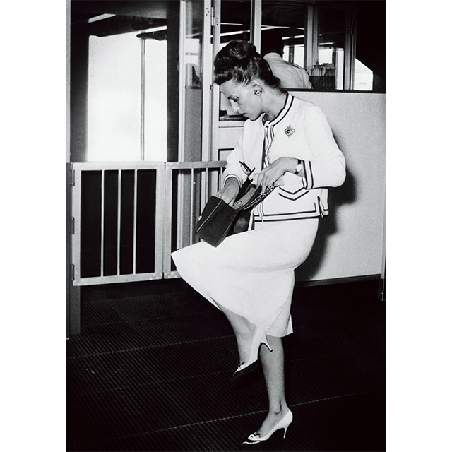 ローマ空港でスナップされた女優ジャンヌ・ モロー(1961年)。photo by Keystone France