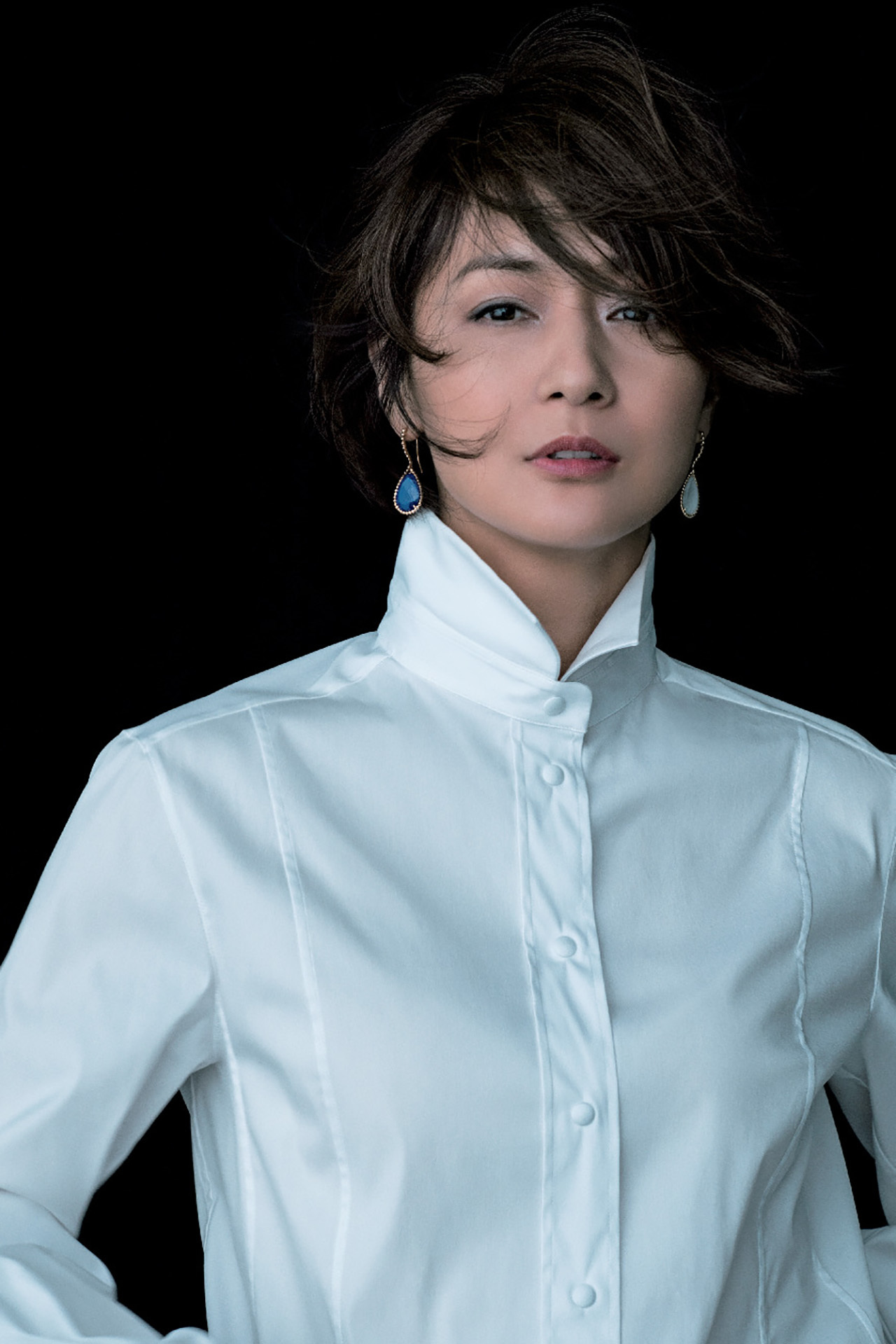 富岡佳子がまとう 白シャツにゴールドのジュエリー 五選 Web Eclat 50代女性のためのファッション ビューティ ライフスタイル最新情報