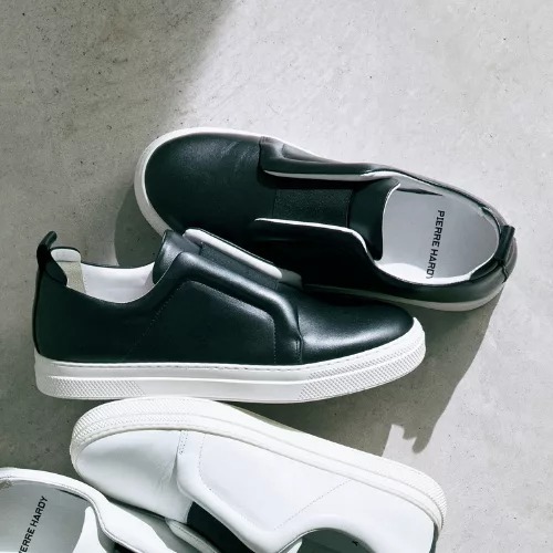 50代のスニーカー 1点投入でおしゃれ上級者に エクラ世代が頼れるスニーカー6選 Web Eclat 50代女性 のためのファッション ビューティ ライフスタイル最新情報