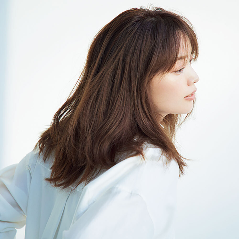 横から見た 40代に似合う髪型 ミディアムヘアスタイル人気ランキング2位
