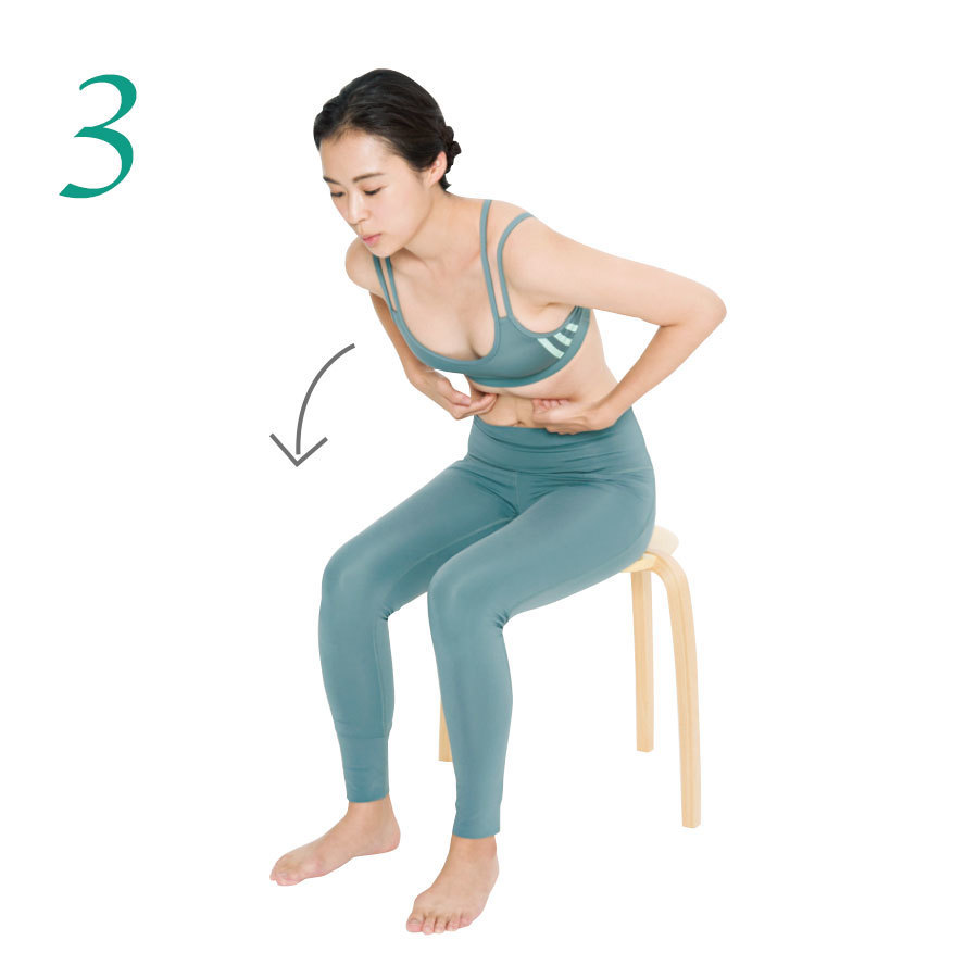 3.肋骨の下に左右の手の指を入れて上体を前に倒して圧をかける。少しずつ指の位置をずらして肋骨の下全体を行う。1カ所2回。