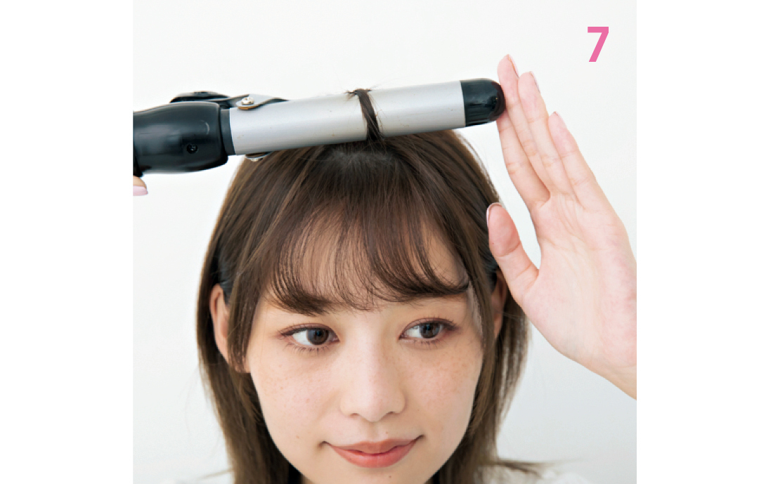表面を1~3か所巻く 毛量に合わせて、前髪表面に1~3個の毛束を取り、根元まで巻き込んで、動く毛束を作る。