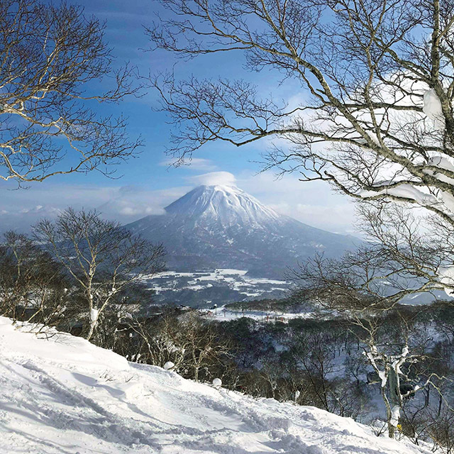 山々に囲まれ、スキー場が集まるエリアに立地。