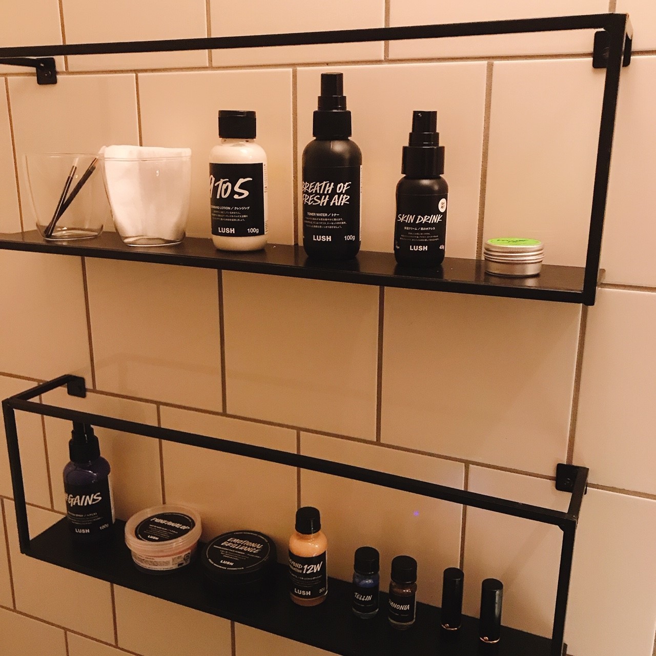 お手洗いにはラッシュのスキンケア、ヘアケア、メイクアイテムがズラリ。