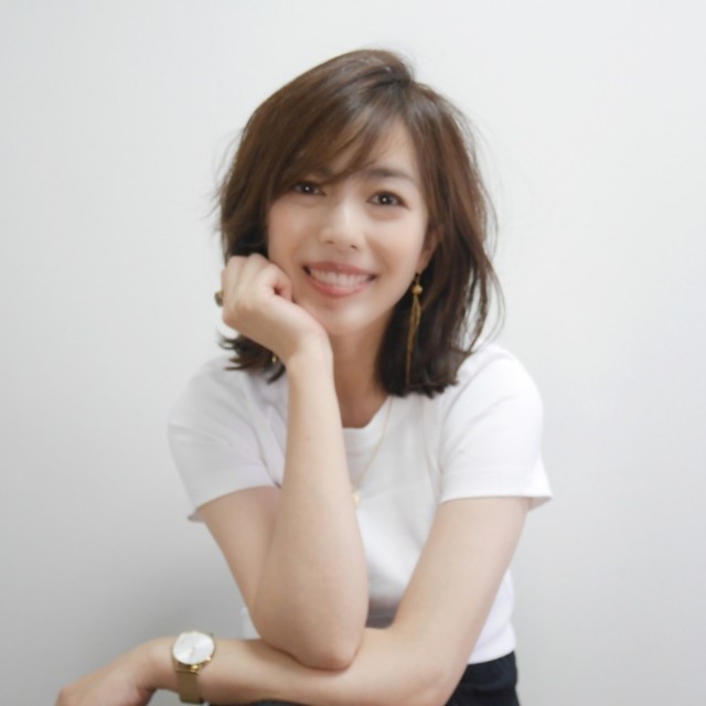 大人ミディアム ヘアスタイル 外はね 夏