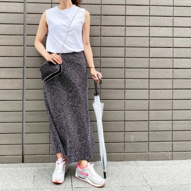 白トップスとスカートとスニーカー