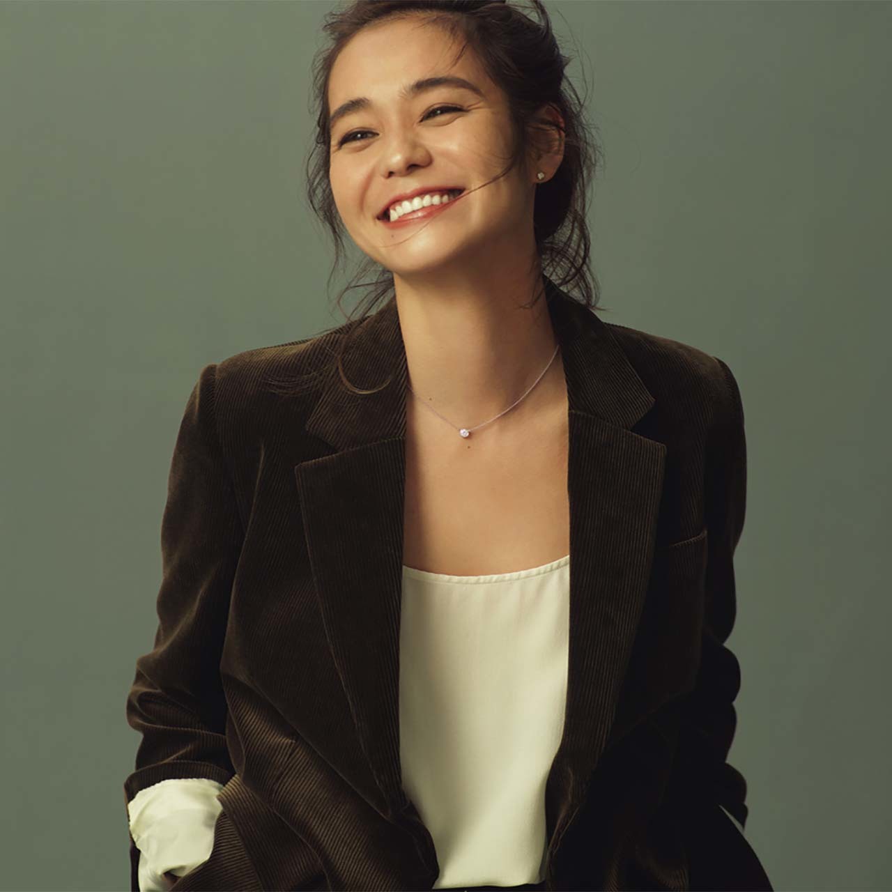 ティファニーの一粒ダイヤモンドのネックレス×ジャケットコーデを着たモデルの竹下玲奈さん