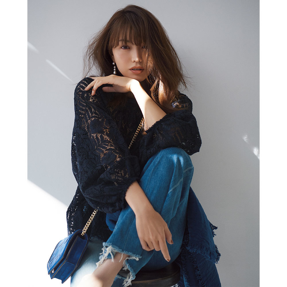 蛯原友里大人の甘辛コーデ 黒レースのシャツ