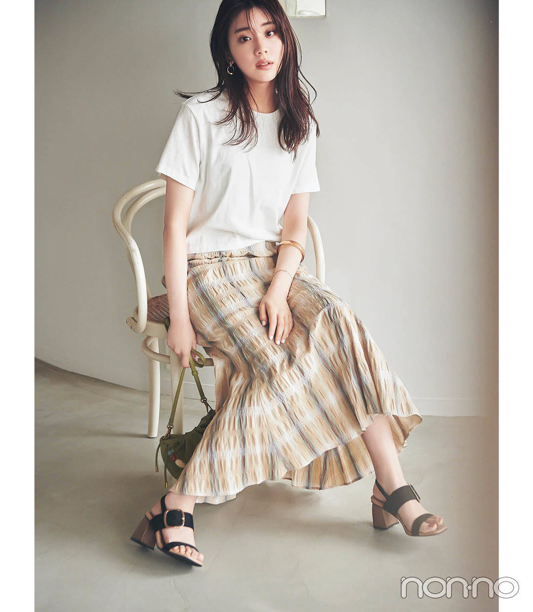 貴島明日香のシンプルTシャツを格上げモデルカット1-4