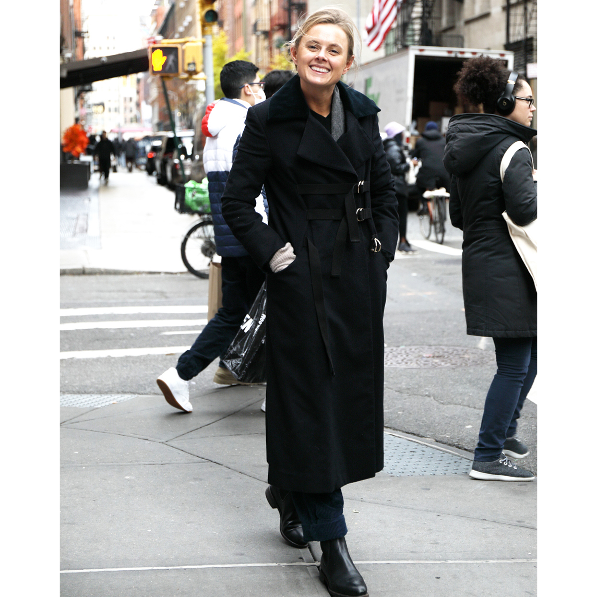 ロング丈アウター はパンツに合わせてマニッシュに着るのがny流 ファッションsnap 22冬 パリ ミラノ Ny編 ファッション誌marisol マリソル 40代をもっとキレイに 女っぷり上々