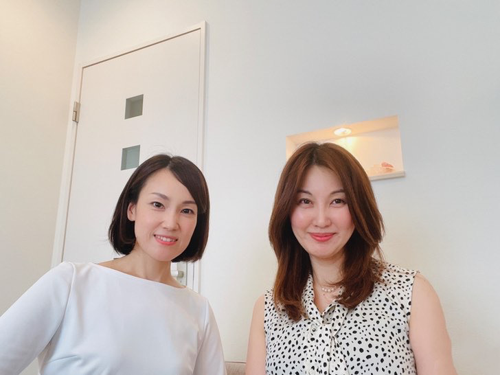 白い部屋 女性二人