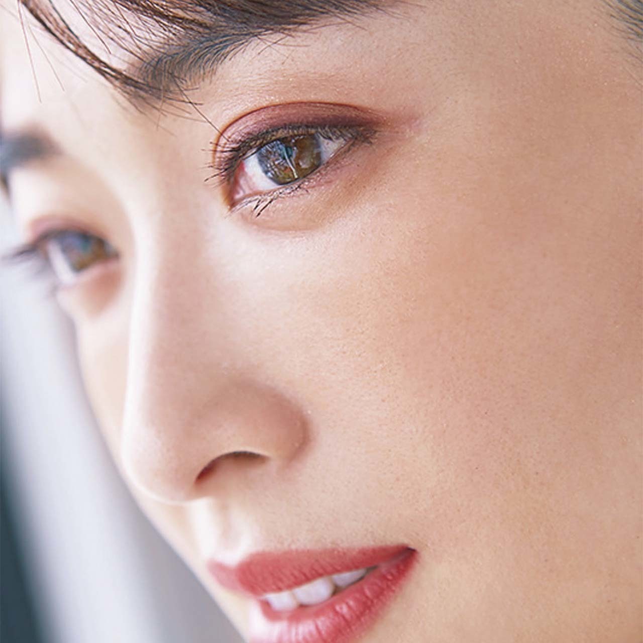 目もとにも赤みを足して、フェミニン度を割増