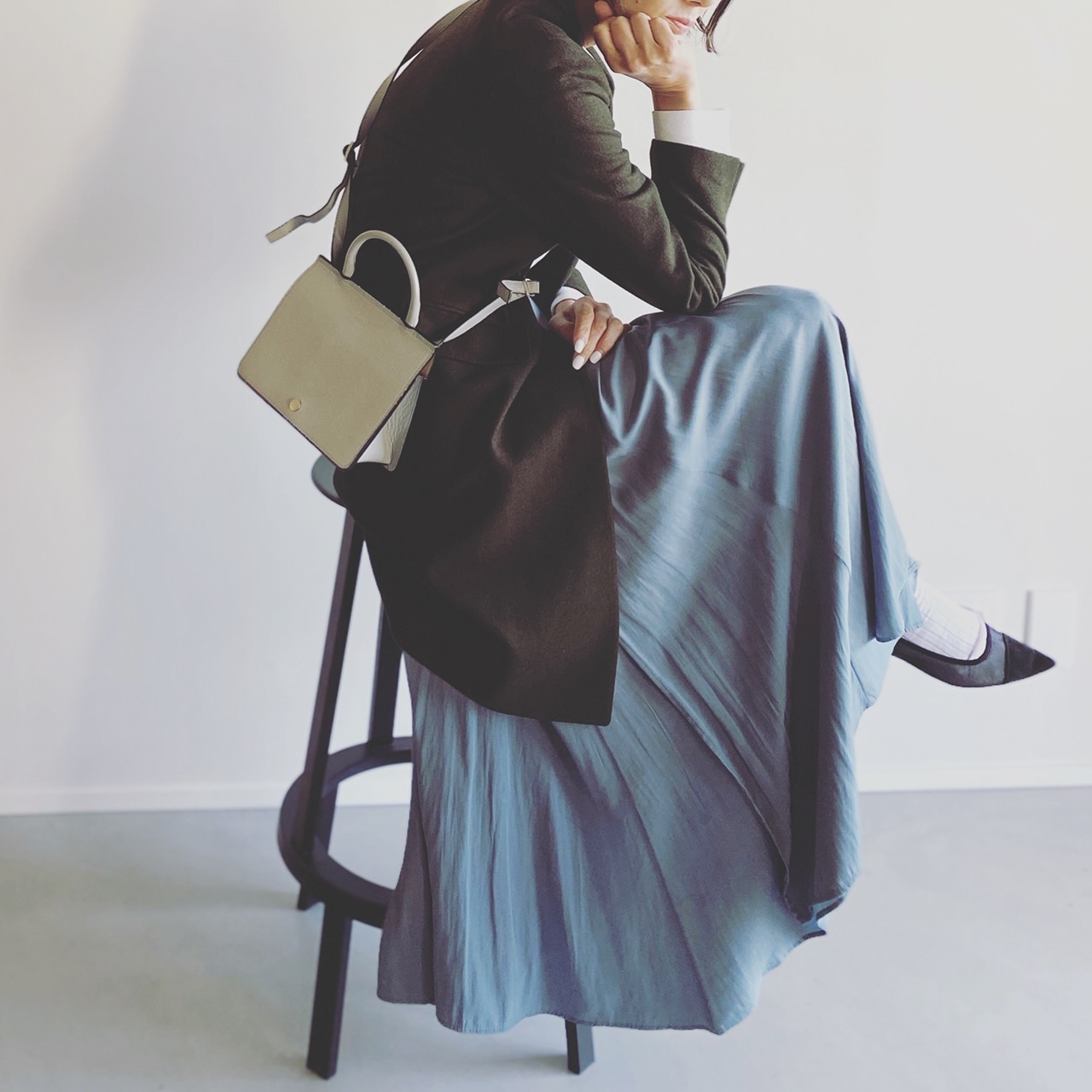ソックス/Pantherella 靴/ZARA ジャケット/HYKE Tシャツ/UNIQLO スカート/Chaos バッグ/OAD NEW YORK