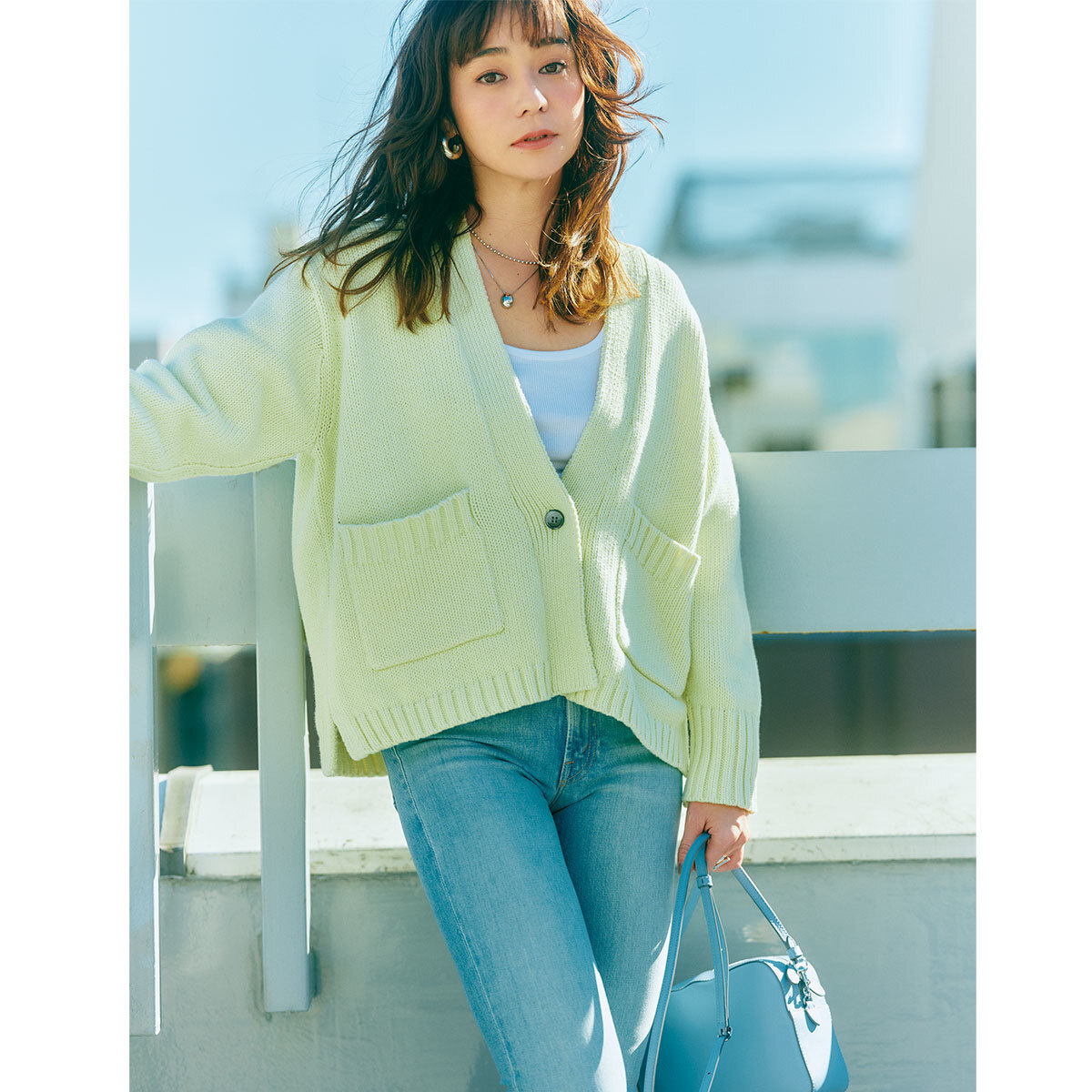 竹下玲奈 ニットカーデとデニムパンツ