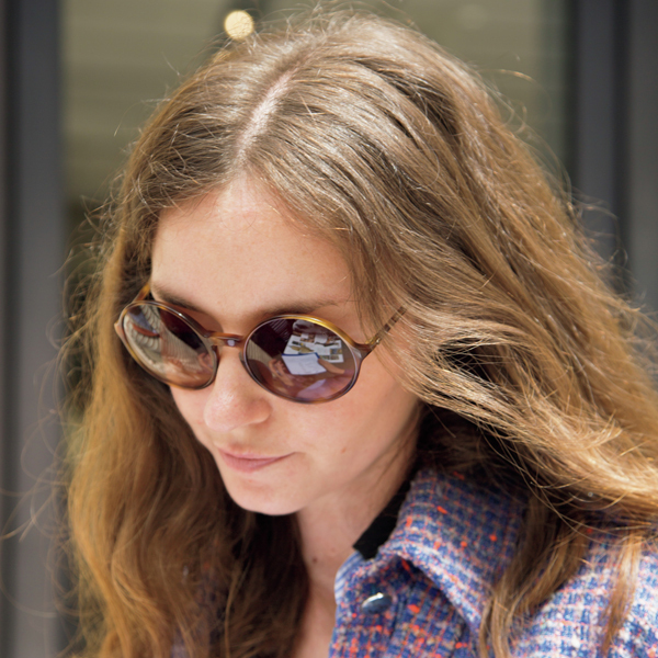ちょいモード系が支持 パリジェンヌの マイサングラス をチェック パリ ミラノ 今夏のトレンドスナップ Web Eclat 50代女性のためのファッション ビューティ ライフスタイル最新情報