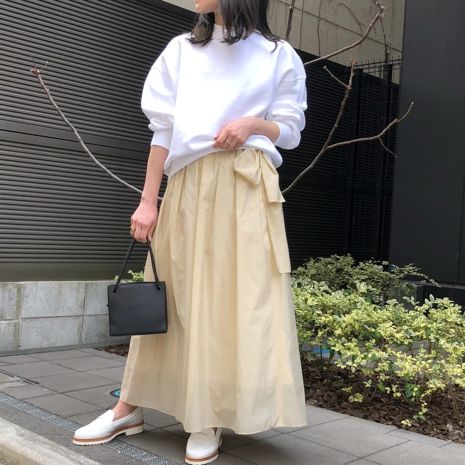 大人の可愛げを演出【50代 春コーデ】村山佳世子×LOEFF「シアータフタスカート」着回し3選_1_3