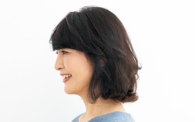 大人のクセ毛を生かしたやわらかい動きのボブ サイド