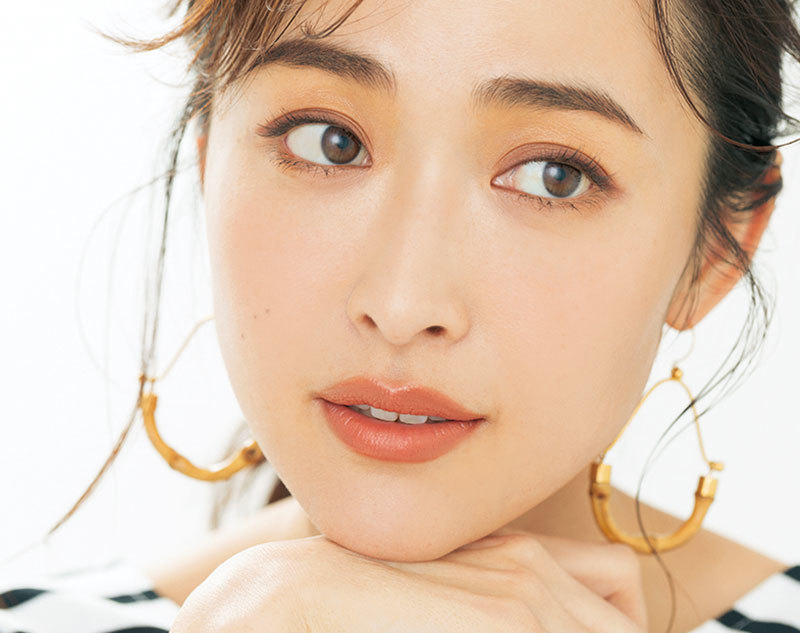 リップの女っぷりブラウンを目もとにも。黒を使わずワントーンで