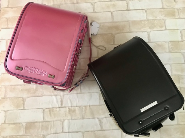 ピンク。しかもパール入り(;_:)8万くらいでした。小物って本当に大事・・・。
