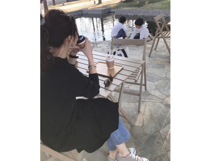 ワンピースとのレイヤードスタイルも、デニムのストレート感が今っぽい。