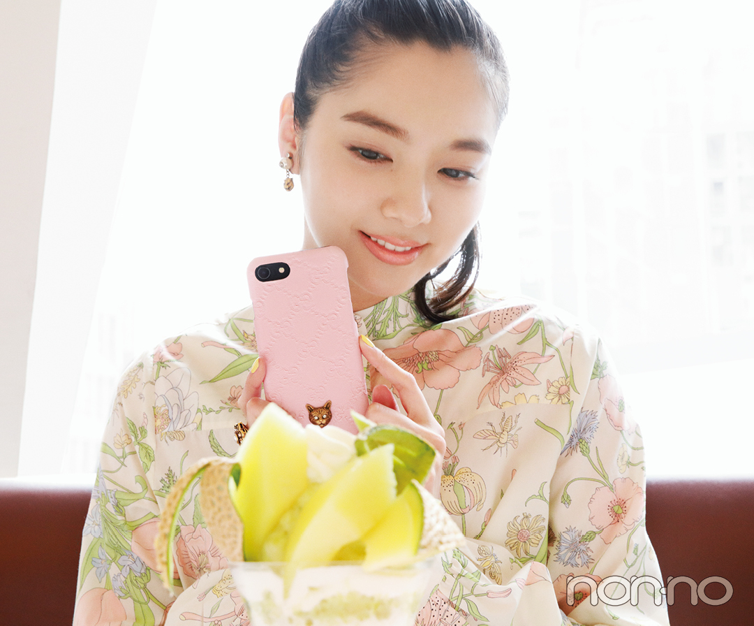 グッチのスマホケース♡ ミルキーピンクに立体ネコがたまらない!【20歳からの名品】_1_2