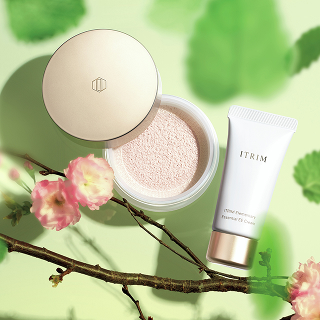ITRIM エレメンタリー エッセンシャル EEクリーム SPF50・PA++++ 28g ¥10,000 エレメンタリー フェイスケアパウダー Oukaほか全3タイプ 各11g(3月10日発売)¥8,800