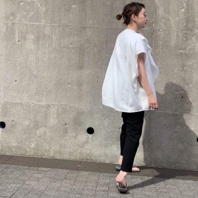 ■白のジレ×黒パンツのモノトーンコーデ