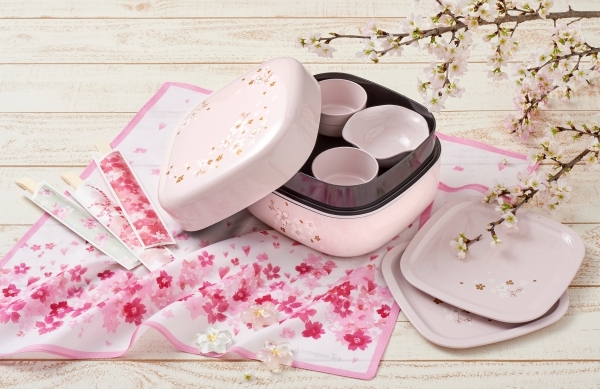 淡いピンクと桜の柄がお花見気分を盛り上げる! 「桜柄トレー付き二段重」(4320円)、「桜柄プリントハンカチ」(1080円)、「桜おみくじ箸10膳セット」(756円)、箸置き「桜レスト」(648円)