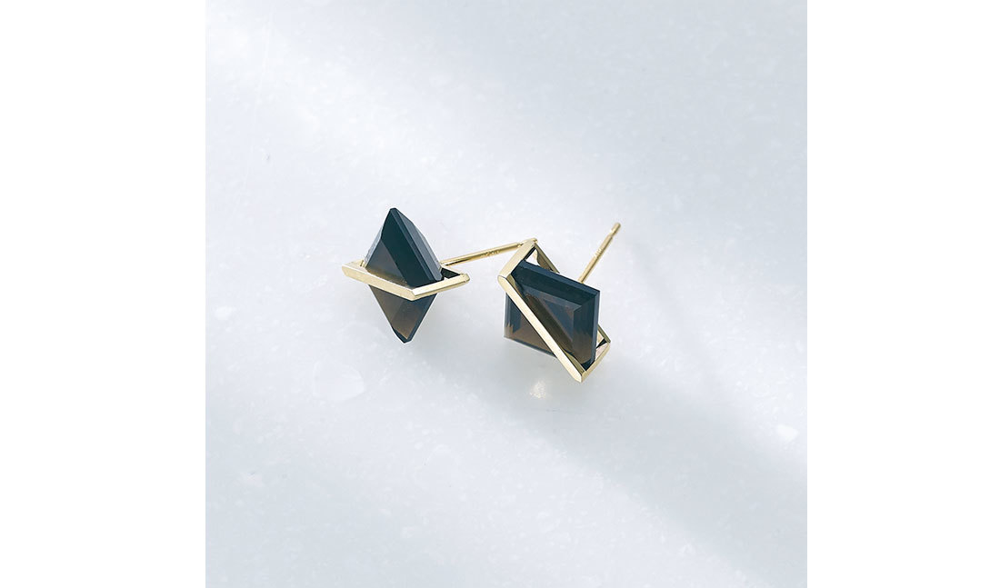 ピアス(K18YG×スモーキークオーツ)¥55,000/ヤヌカ