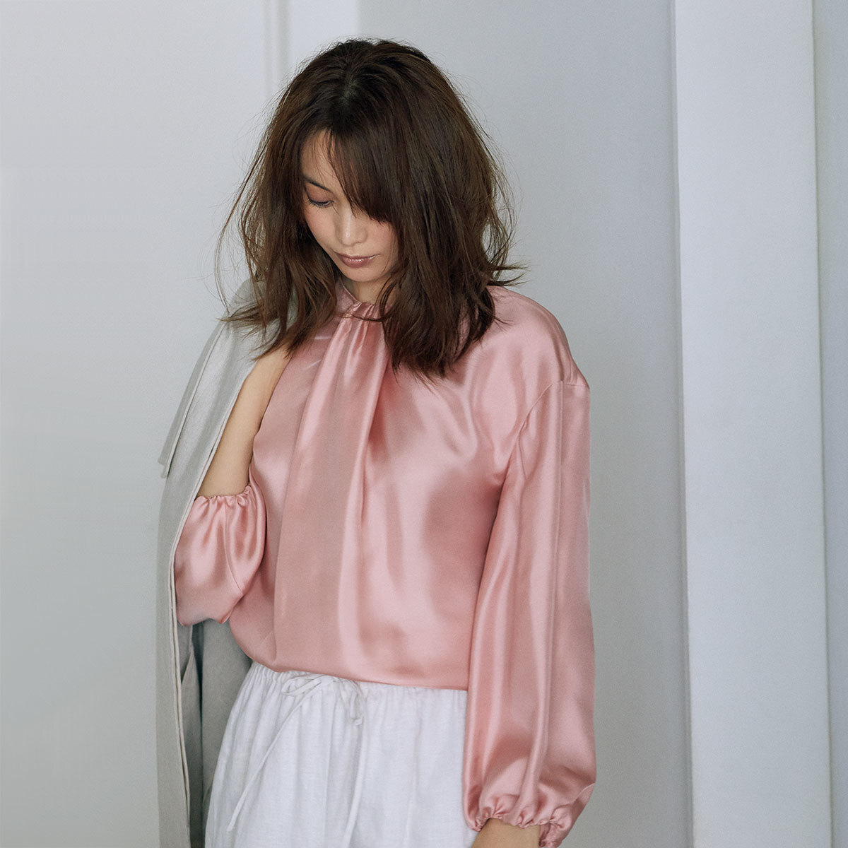 Topsで… フレッシュさを備えたシルクのブラウス。ありそうでなかった一枚がこの色みでかなう