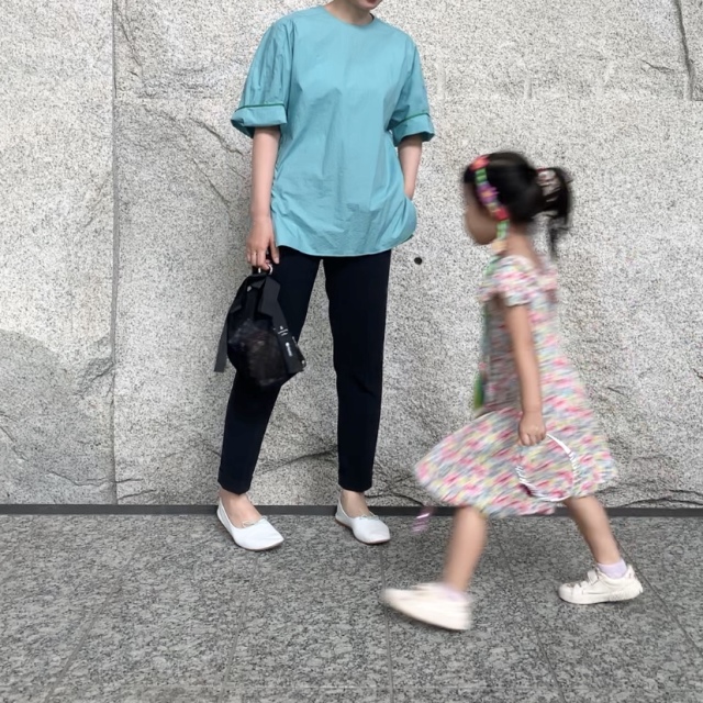 長い編み込みヘアのついたカチューシャにティアラ。大きくなったら虹色のヘアカラーをしたいそうです…