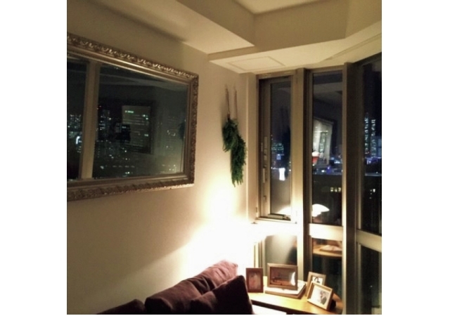 「リビングに特注の大きな鏡。外の風景が写って絵画のよう!」