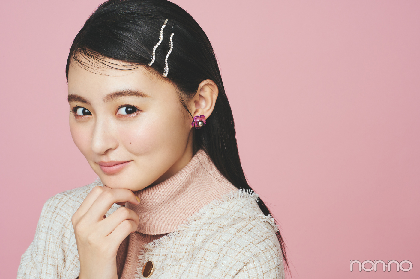 お花モチーフのピアスとヘアピンを身につけた遠藤さくら