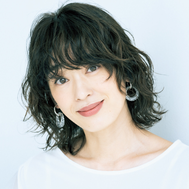 アラフィー女性の憧れ富岡佳子さんの最新ヘアスタイルを大公開 50代髪型人気ランキングtop10 Web Eclat 50代女性のためのファッション ビューティ ライフスタイル最新情報