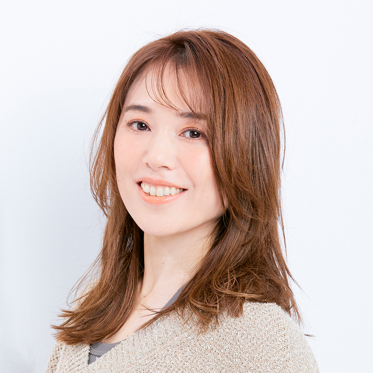 Wバングを合わせたミディアムレイヤーなら 脱コンサバ印象に 40代のミディアムヘア ファッション誌marisol マリソル 40代 をもっとキレイに 女っぷり上々