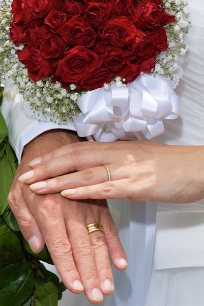 結婚式にて。2人で選んだ指輪を重ねて