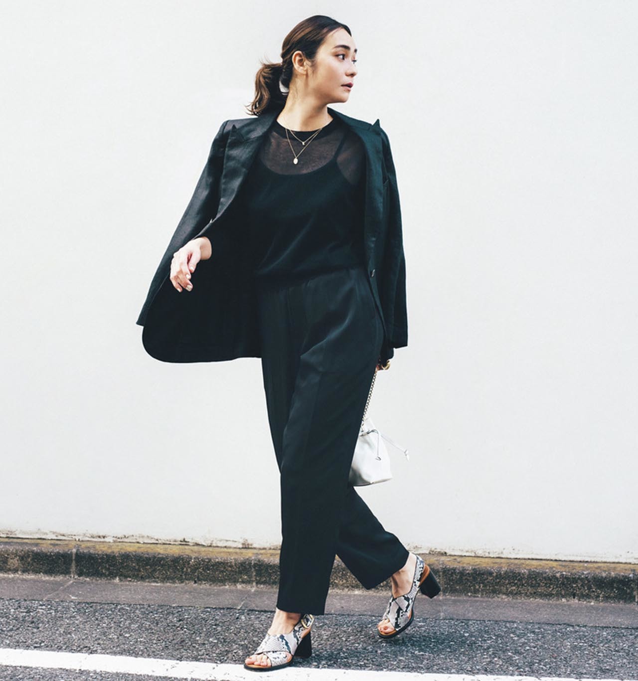 黒のジャケット×黒パンツコーデを着たモデルの竹下玲奈さん