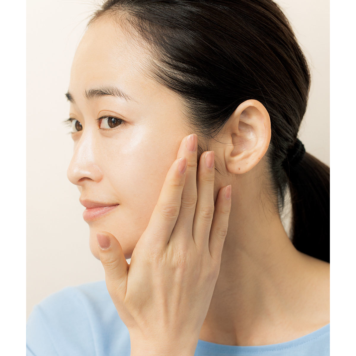 人気ヘア メイクアップアーティスト直伝 夏でも崩れないファンデーション 塗り方 ファッション誌marisol マリソル Online 40代をもっとキレイに 女っぷり上々