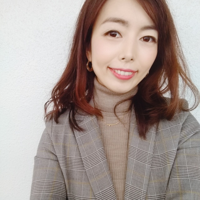 アクセサリーはGOLD。