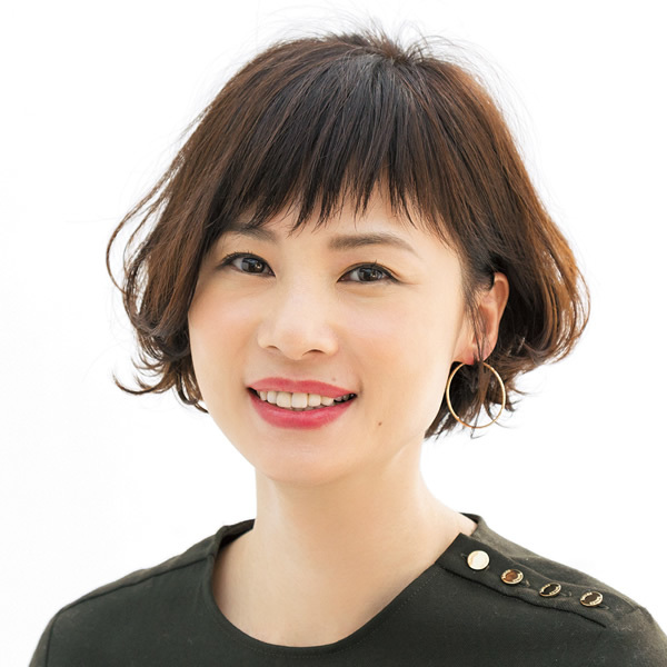 前髪だけでも変えたい人に ラフな束感が今っぽい ジグザグバング 40代のショートヘア ファッション誌marisol マリソル Online 40代をもっとキレイに 女っぷり上々 前髪だけでも変えたい人に ラフな束感が今っぽい ジグザグバング 40代のショートヘア ファッション誌marisol マリソル Online 40代をもっとキレイに 女っぷり上々