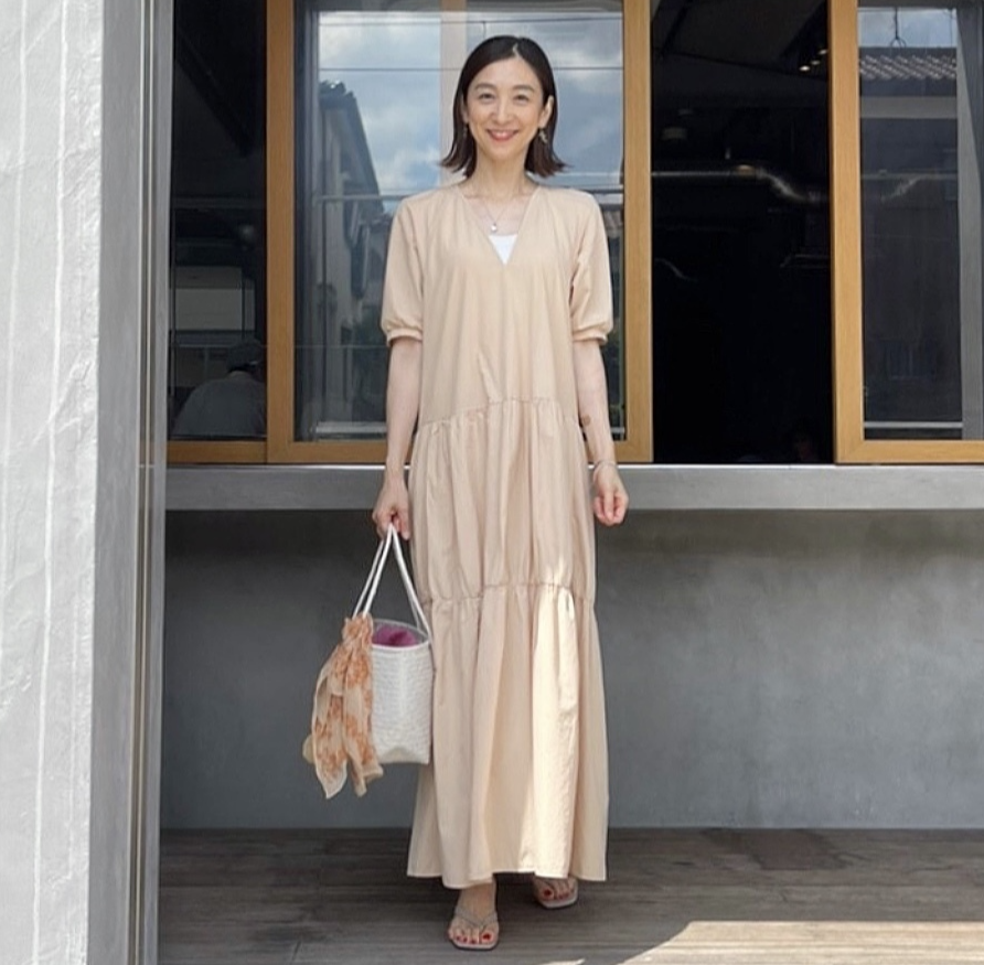 おしゃれなアラフィーの 夏ワンピース 今年らしい着こなしとは Web Eclat 50代女性のためのファッション ビューティ ライフスタイル最新情報