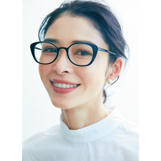 “小柄さん”の冬服 顔まわりルール メガネ+(プラス)ちびピアス