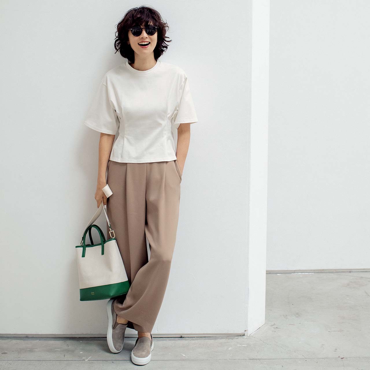 Tシャツ×パンツコーデを着用したモデルの五明祐子さん