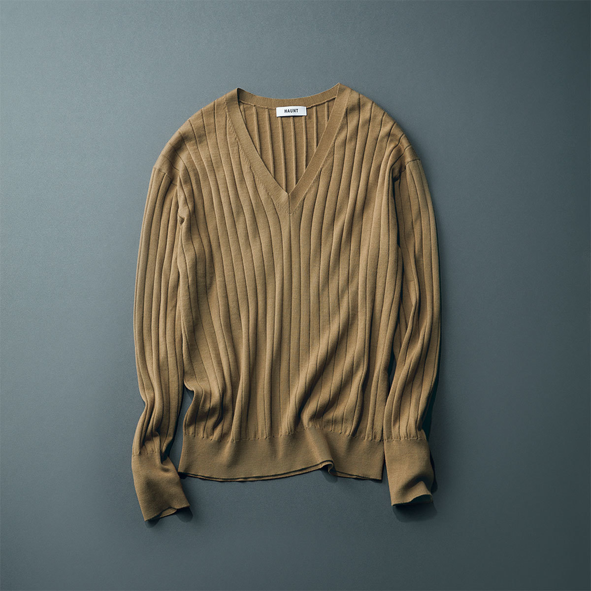 ニット¥22,000/ゲストリスト(ハウント/ハウント代官山)