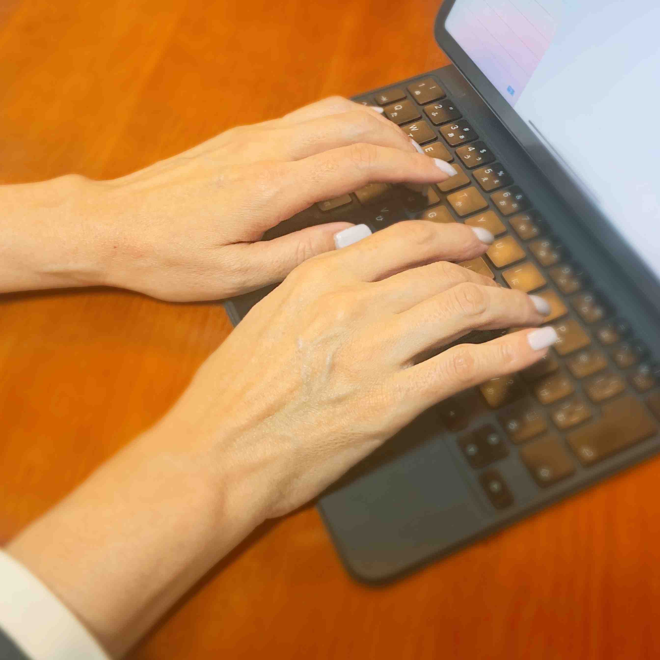 以前よりパソコンのタイプミスが多くなってない?50代に多い手指の疾患を知ろう