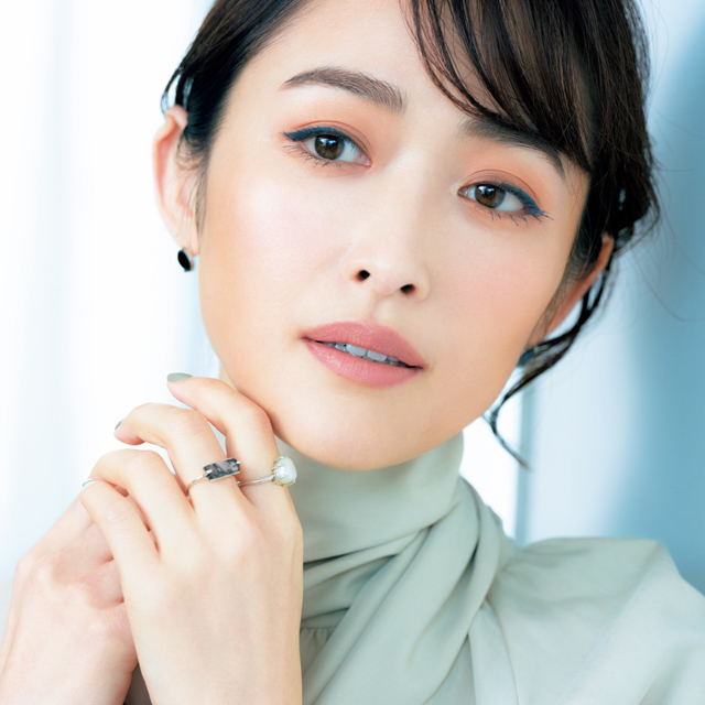 深みブルーのラインで、洗練されたまなざしを手に入れる